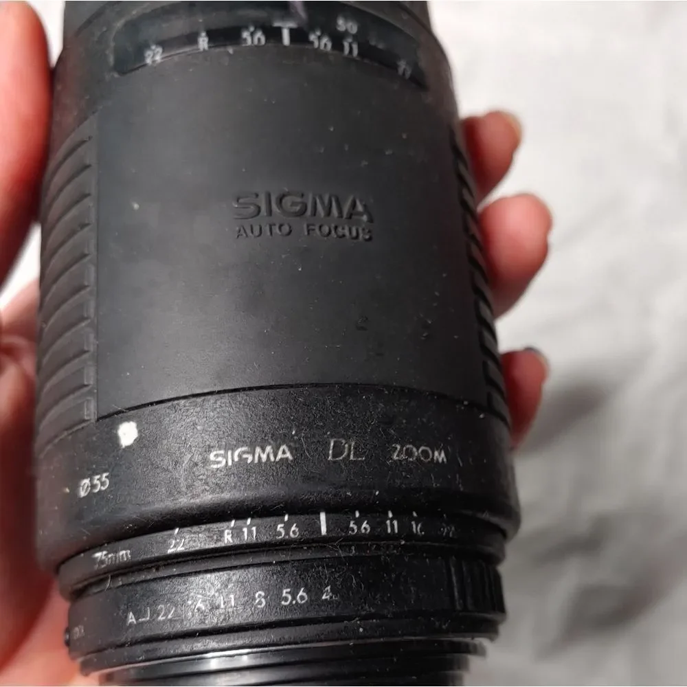 Sigma DL Zoom 75-300mm 1:4-5.6 Auto Focus Lens with Sun Shade